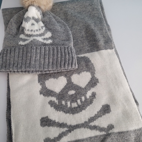 Mark and Graham Skull and Crossbones Knitted Hat and Scarf - Picture 2 of 2